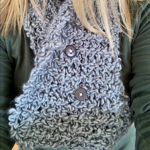 NWT Handmade Gray Cowl Scarf With Buttons - Picture 2 of 5